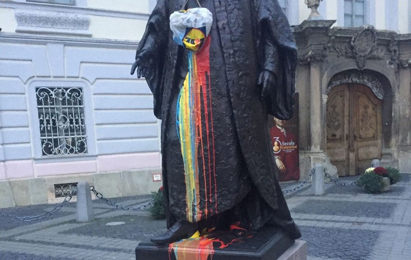Bărbatul care a vandalizat statuia lui Brukenthal din centrul Sibiului a fost identificat. Cum a fost sancționat
