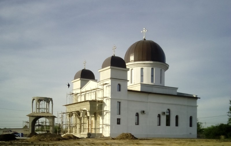 Mâine va fi sfințită biserica ridicată în ”Triunghiul Morții”. Doi mari artiști au pierit în acel loc!