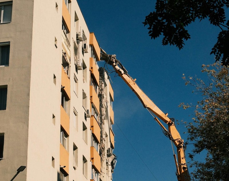 A început demolarea blocului din Rahova care a explodat anul trecut