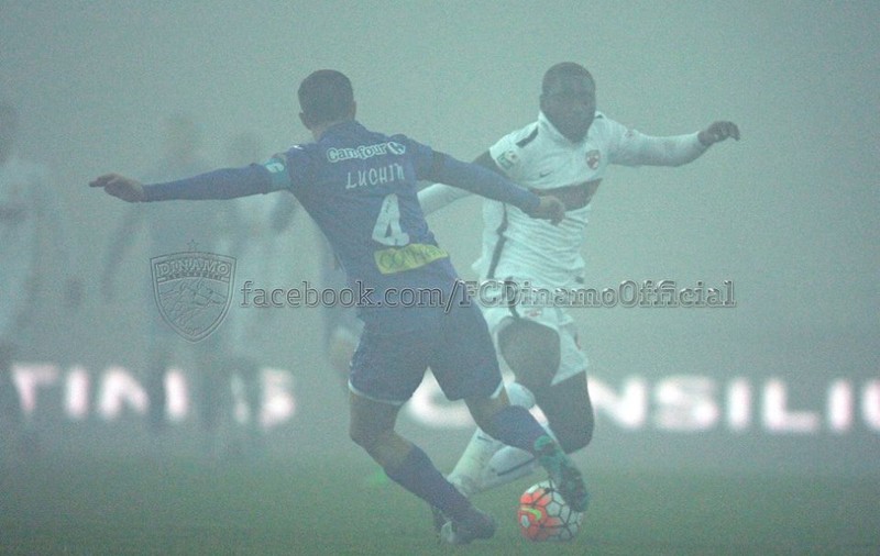 Poli și Dinamo au vrut să nu mai joace repriza a doua, din cauza ceții, dar arbitrul Feșnic n-a fost de acord! ”Greu, dar am ieșit din...ceață”, a spus Rednic, după succesul de pe Bega