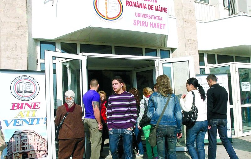 Cine îşi bate joc?