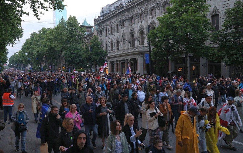 50.000 de oameni au protestat la Tbilisi față de o lege controversată privind „influența străină” | VIDEO