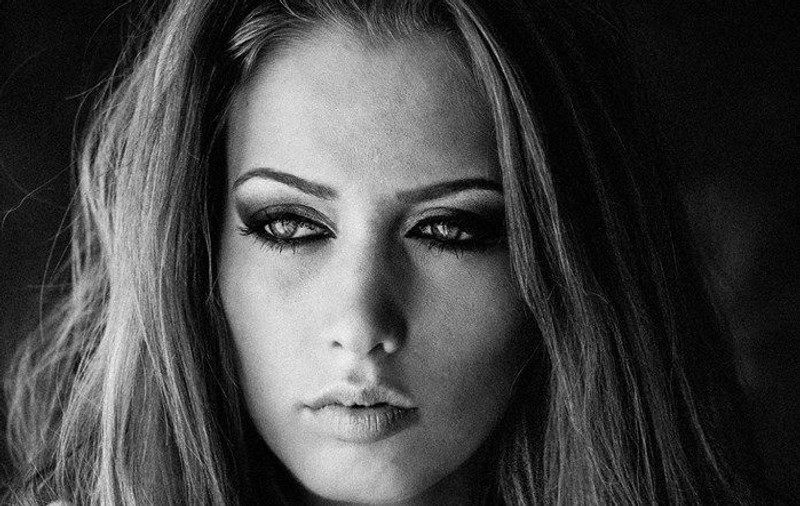 Ea e concurenta Antoniei? Nicole Stroiny, o adevărată frumuseţe autohtonă, lansează videoclipul primului ei single "Should I go"