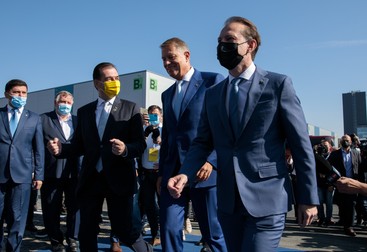 Klaus Iohannis s-a strecurat zâmbitor printre liberali, flancat de cei doi candidați