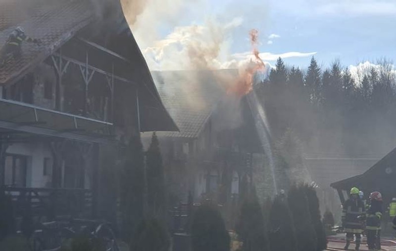 Incendiu la o pensiune din Suceava. „Se manifesta generalizat la două clădiri alipite”