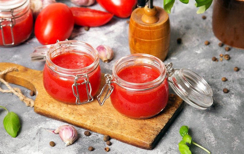 Diferența dintre bulion și pasta de tomate
