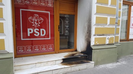 Zona care a luat foc la intrarea în sediul PSD Satu Mare