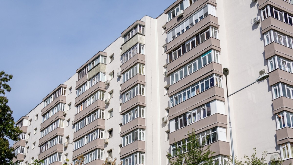 Care sunt drepturile şi obligaţiile tale la bloc, conform legii asociaţiilor de proprietari - Imagine cu un bloc de locuinţe renovat din Bucureşti