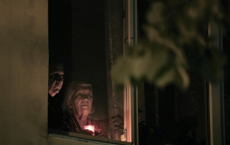 Solemnitatea unui oraș pustiu. Bucureștenii au cântat la balcon “Hristos a înviat”, cu candele aprinse