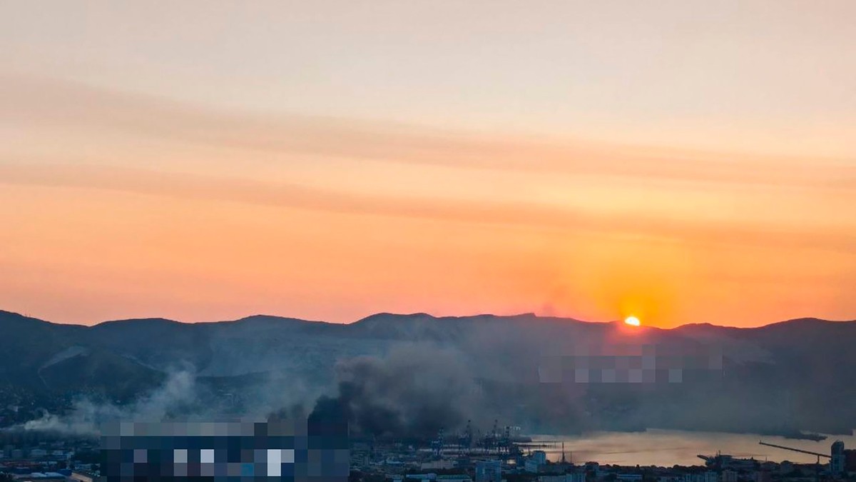 Novorossiisk, principalul port al Rusiei de la Marea Neagră, a fost ținta unui atac devastator care a durat toată noaptea, lansat de drone ucrainene – cel mai puternic din cei patru ani și jumătate de război –, care a vizat nave militare, instalații petroliere și facilități de export de cereale