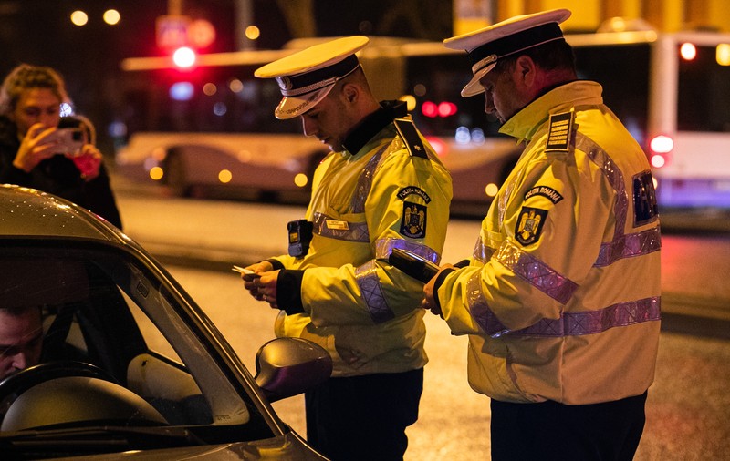 Prins băut la volan, un bărbat din Mehedinți care mergea spre mare le-a mulțumit polițiștilor că l-au oprit. „A adormit de două ori”