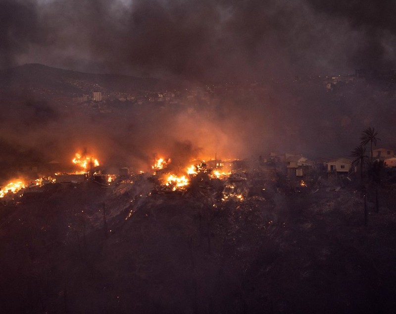 Incendii violente în Chile, într-o stațiune de pe litoral și lângă o rafinărie. Două persoane au murit și sute de case au fost avariate