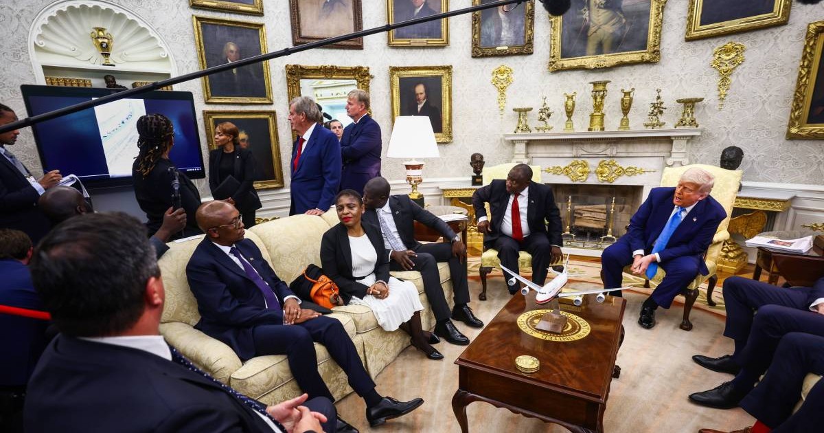 Donald Trump și Ramaphosa în Biroul Oval, în timp ce președintele american în arată omologului su imaginile referitoare la fermierii albi
