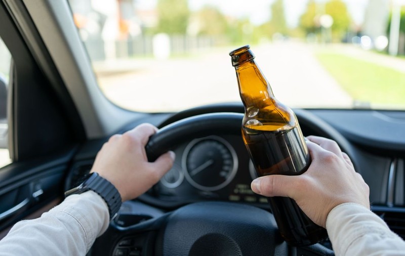 Un șofer român a rămas fără mașină, prins de polițiști când se uita la videoclipuri, beat, în timp ce conducea, în Belgia