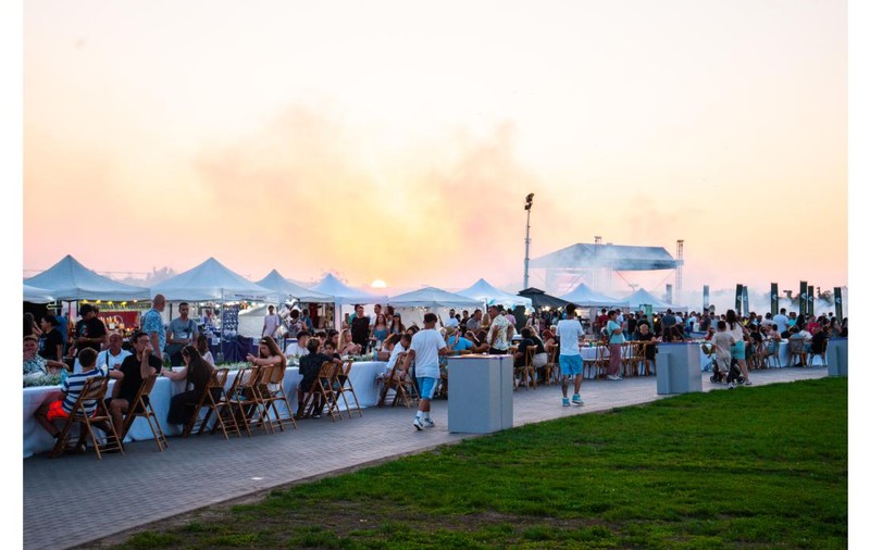 NIBIRU găzduiește primul Guinness World Records™️: LaProvincia, un brand Carmistin The Food Company, stabilește recordul mondial pentru cea mai mare porție de aripioare de pui servită la un eveniment