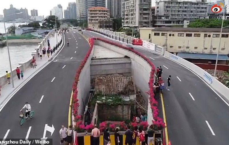 VIDEO | Casa din mijlocul autostrăzii a devenit virală pe internet și obiectiv turistic în China