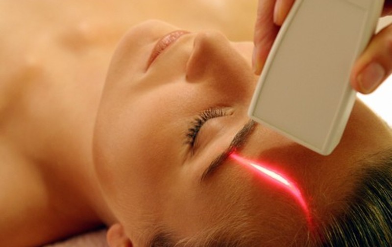 Cearcănele și umbrele întunecate din jurul ochilor pot dispărea cu un laser special