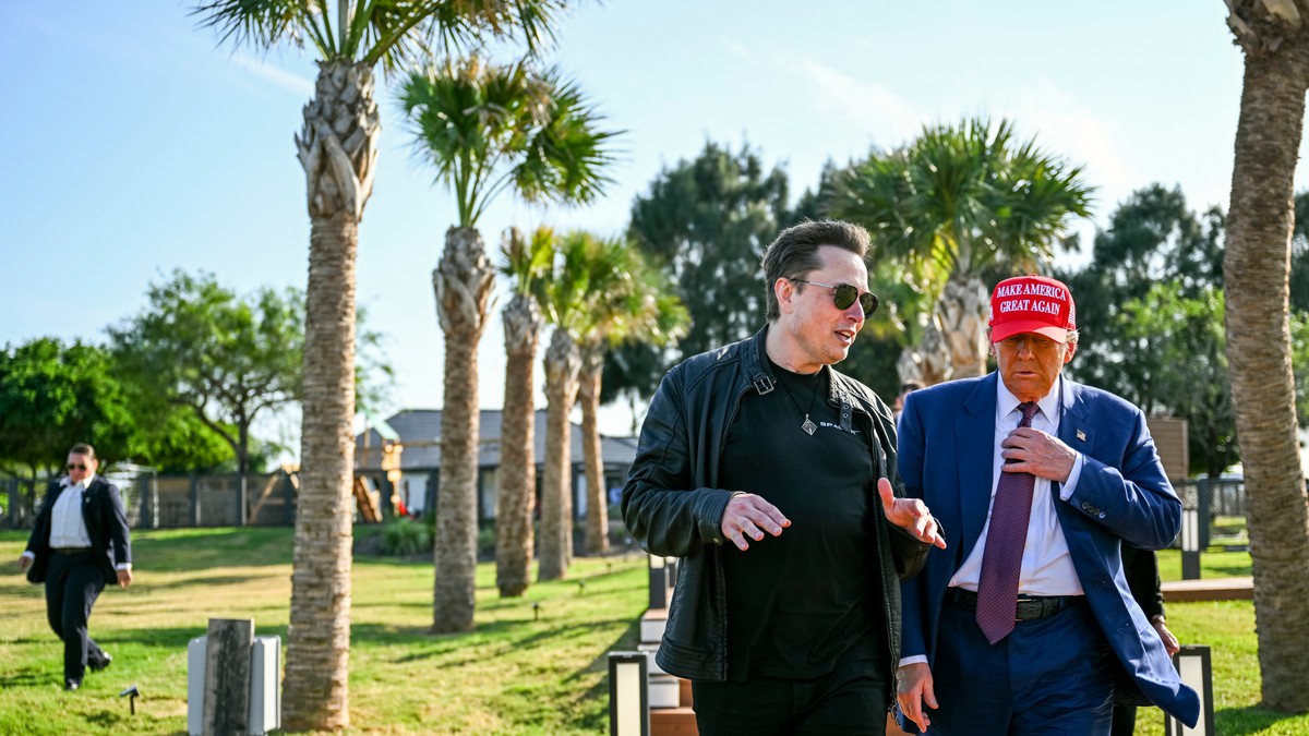 Elon Musk (stânga) și Donald Trump surprinși împreună la Boca Chica Foto: Profimedia