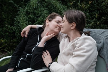 Ella și Crina în curtea casei lor din Tamworth. UK, august 2021