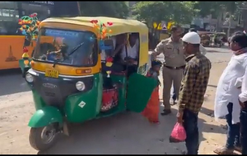 Câți oameni au găsit polițiștii din India într-un tuk-tuk care poate duce în mod normal cel mult 6 pasageri. Filmarea a ajuns virală pe internet