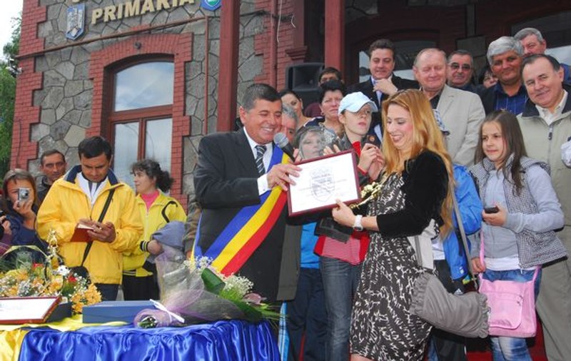 Foto | Mutu a primit titlul de cetăţean de onoare al Buşteniului