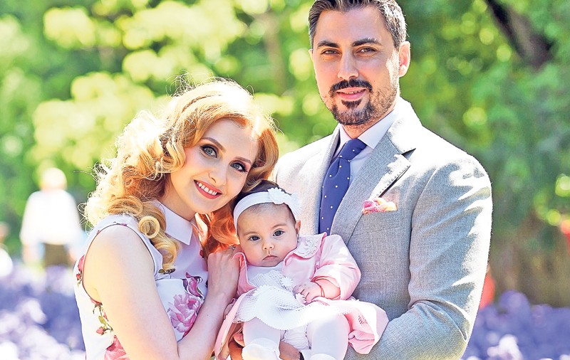 Alina Sorescu şi Alexandru Ciucu s-au străduit să nu plângă la botezul fiicei lor