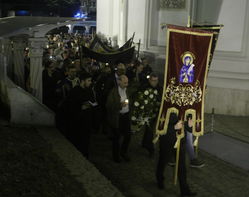 Credincioșii au participat la cântarea Deniei Prohodului la biserica Sfântul Gheorghe Nou din București GALERIE FOTO