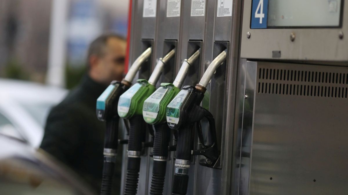 Imagine cu pompe de carburant dintr-o benzinărie, decembrie 2022