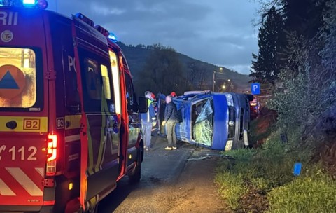 Microbuz răsturnat în judeţul Bistriţa-Năsăud: cinci femei au fost transportate la spital