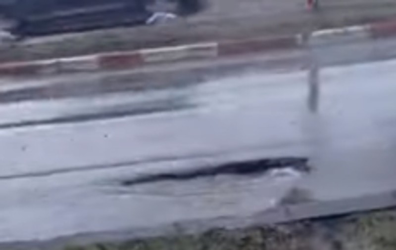 Cum să-ți rupi mașina în gropile de la intrarea în Ploiești: „Este acolo de cel puțin 2 ani. E nenorocire” | VIDEO