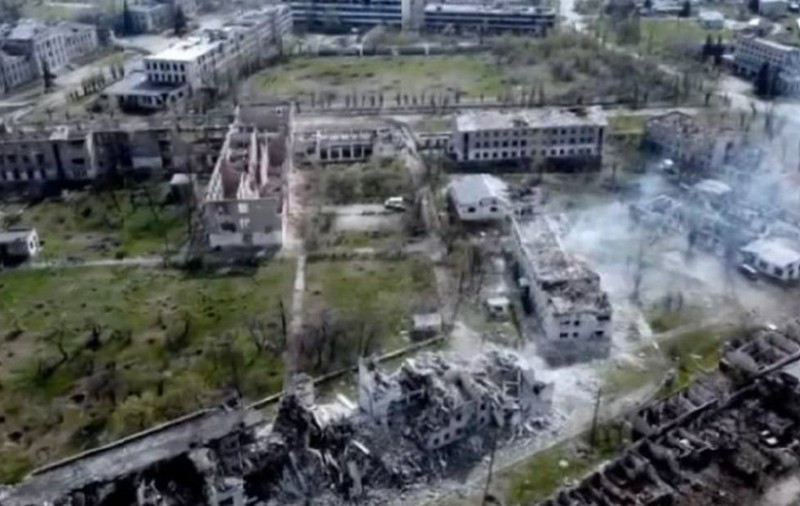 „Curțile sunt cimitire”. Guvernatorul din Luhansk anunță că un alt oraș a avut parte de soarta Mariupolului
