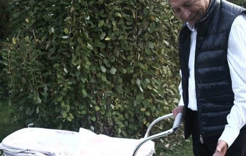 TRAIAN BĂSESCU, la PLIMBARE CU NEPOŢICA prin PARC! La promenadă i-au ÎNSOŢIT ŞI MAIDANEZII ADOPTAŢI de ŞEFUL STATULUI
