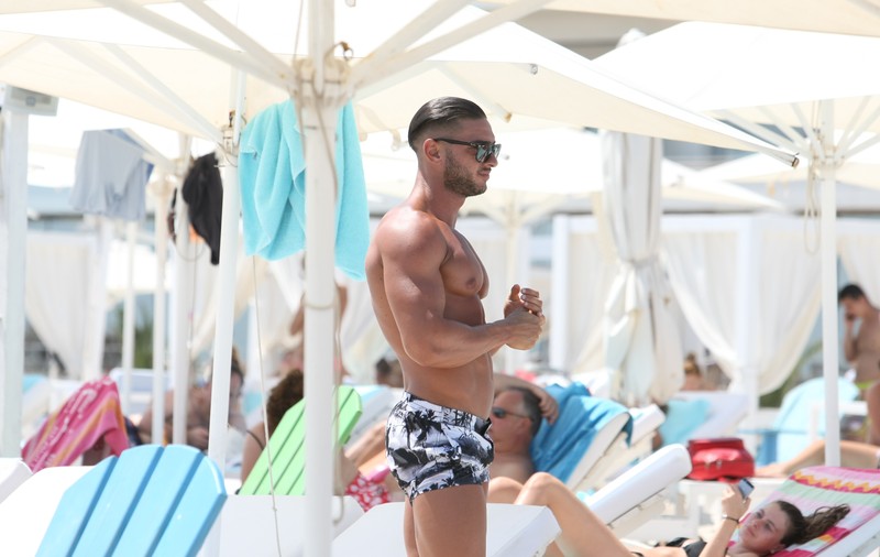 Dorian Popa amână iar aniversarea la piscină. Nu și-a terminat nici acum casa, iar construcția a înghițit 200.000 de euro!