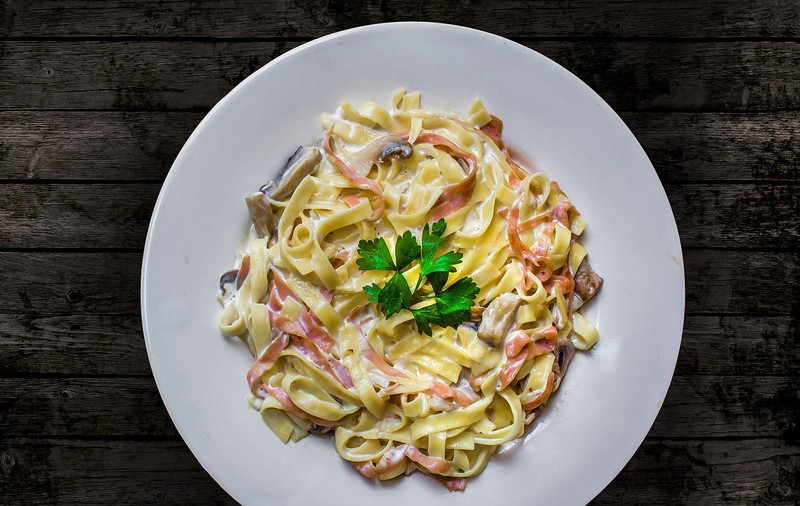 Controversă în lumea gastronomică. Cine a inventat, de fapt, pastele carbonara și unde se găsește cel mai bun parmezan