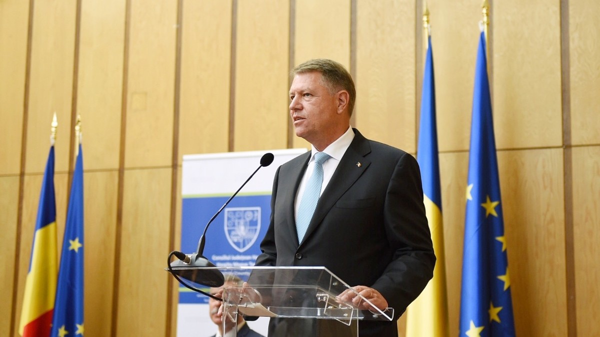 legea care înlocuiește sintagma "conflict de interese" cu "folosirea funcţiei pentru favorizarea unei persoane”