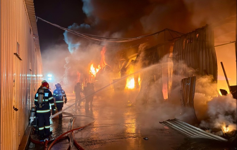 Incendiu în complexul Dragonul Roșu din București. Sunt degajări mari de fum