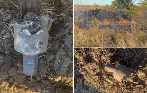 Trei fotografii ce surprind resturile distruse ale unor drone prăbușite pe un câmp, alături de un incendiu de vegetație uscată izbucnit în apropiere.