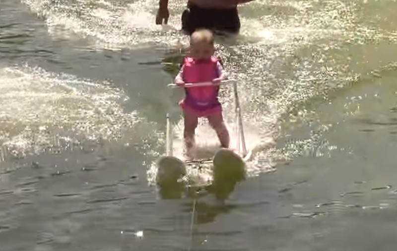 O fetiță de doar șase luni face schi nautic, deși încă nu a învățat să meargă | VIDEO