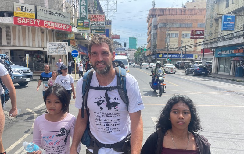 Motivul pentru care un elvețian a mers pe jos de la Berna în Filipine. Cât a durat drumul