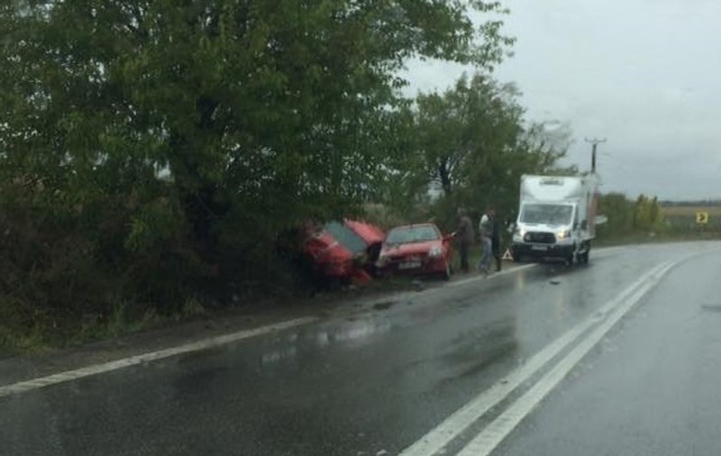Accident rutier stupid, dar grav, pe drumul dintre Timișoara și Arad. Un șofer ghinionist este în stare critică
