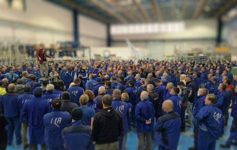 Angajații IAR Ghimbav au organizat luni un protest, nemulțumiți de creșterea indemnizațiilor membrilor Consiliului de Administrație al companiei, în timp ce indexarea salariilor cu rata inflației, negociată în iunie 2026, rămâne blocată de Guvern.