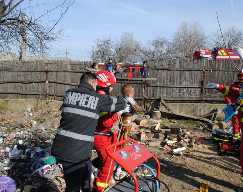 Un băiețel de nici doi ani a căzut într-o fostă septică în Călărași. Pompierii l-au salvat cu ajutorul unui alt copil / FOTO&VIDEO
