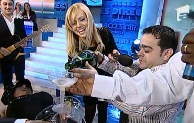 Foto | Adrian Minune a venit cu şampania buclucaşă la tv 