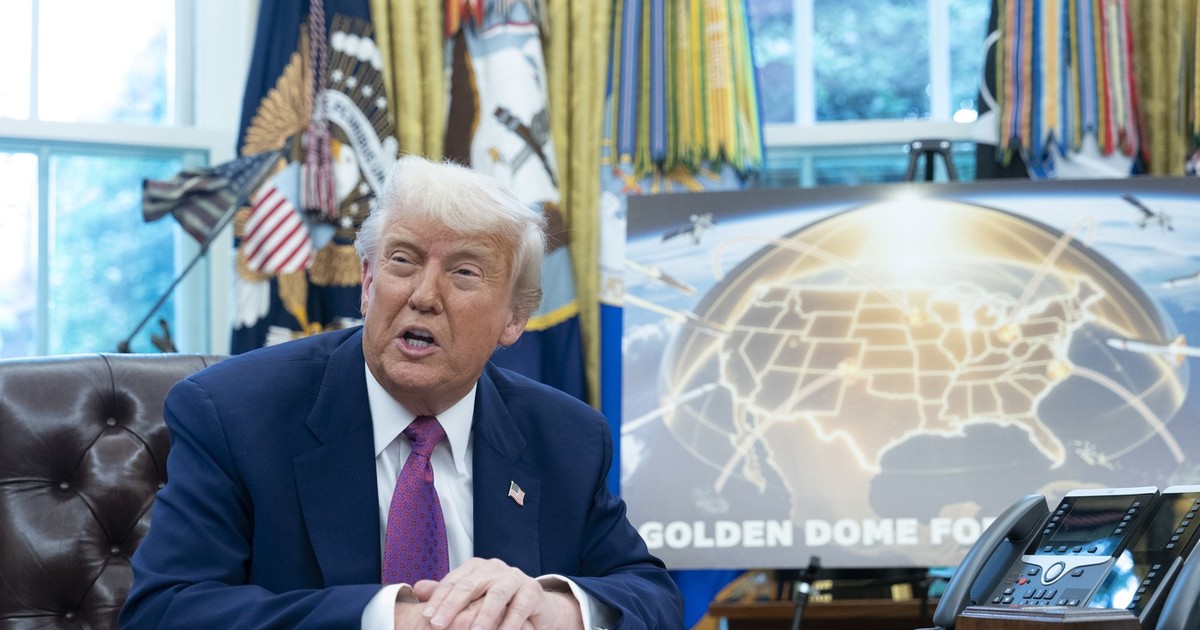 Donald Trump, la masa sa din Biroul Oval, unde este expusă macheta proiectului de apărare „Golden Dome” Foto: Profimedia