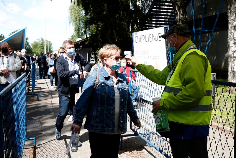 Oamenii cu infecţii “breakthrough” sunt cu 58% mai puţin probabil să aibă febră în raport cu populaţia nevaccinată | Foto: EPA