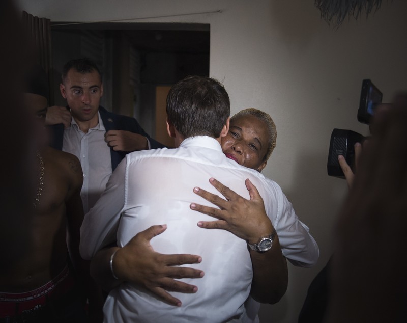 FOTO| Macron a certat un tâlhar ieșit din închisoare, chiar de față cu mama lui. Un gest al președintelui a stârnit, însă, controverse