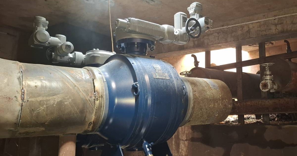 Conducta veche de 40 de ani a Termoenergetica care a fost reparată. Părți din ea au fost înlocuite, are robineți și garnituri noi