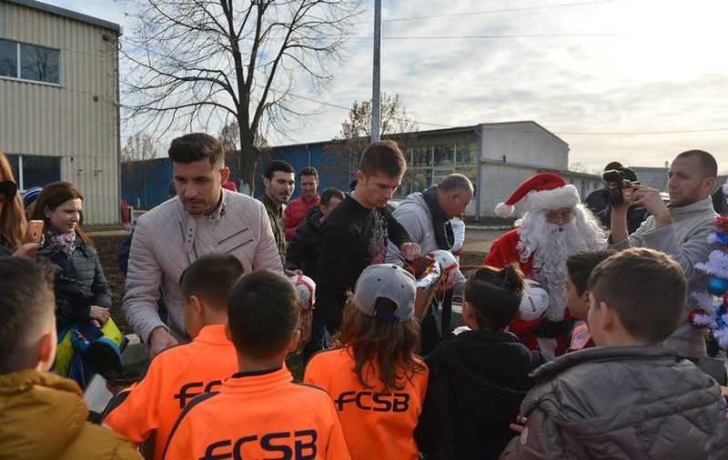 EXCLUSIV/ Tănase și Niță, ”ajutoarele” lui Moș Crăciun! Suprize în lanț, pentru copiii și juniorii de la FCSB, la baza din Berceni!