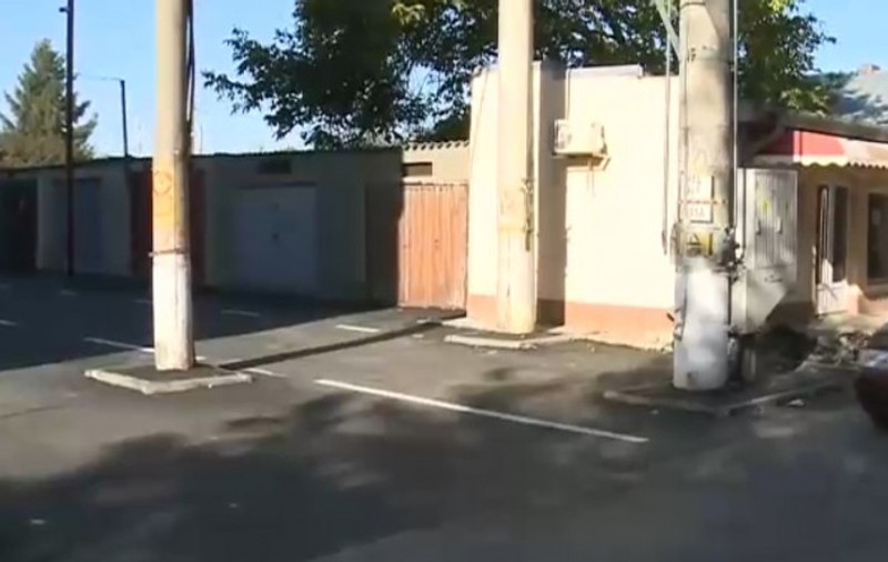 Doi stâlpi au fost lăsați pe mijlocul unei străzi din Făurei, nou asfaltată. Ce spune primarul