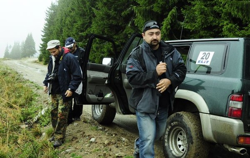 Turism off-road, ”made in Hunedoara”! Străini, plimbaţi pe cele mai neumblate căi ale judeţului, la bordul unor „monştri” 4X4 